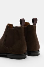 Church's Chelsea Boot 'Amberley' dunkelbraun aus feinem Veloursleder, Ansicht von hinten mit elastischen Einsätzen, Anziehschlaufen, Gummisohle, Lederfutter.