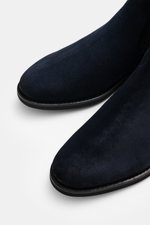 Close-up front-top view of Fabiano Ricci Chelsea Boot navy in noble suede leather with tapered silhouette and flexible rubber sole.

Description: <p>This sporty Chelsea boot made of noble suede leather by FABIANO RICCI is perfect for the transitional seas