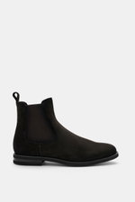 Fabiano Ricci Chelsea Boot dark brown shown from the side, sporty suede leather with elastic inserts, pull tab, tapered silhouette, leather lining, flexible studded rubber sole.