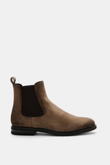Fabiano Ricci Chelsea Boot grey-brown shown from the side, made of noble suede leather with elastic inserts, leather lining, pull tab, and flexible rubber sole, ideal for transitional seasons with a slightly tapered silhouette and studded sole for comfort