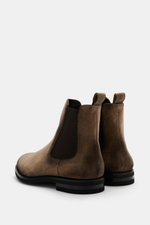 Fabiano Ricci Chelsea Boot grey-brown shown from a rear side angle, sporty Chelsea boot made of noble suede leather with a slightly tapered silhouette, elastic inserts, leather lining, practical pull tab, and flexible studded rubber sole for comfortable w