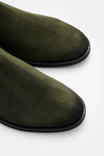 Close-up top view of the Fabiano Ricci Chelsea Boot dark green in noble suede leather with slightly tapered silhouette and black sole.

Description: <p>This sporty Chelsea boot made of noble suede leather by FABIANO RICCI is perfect for the transitional s