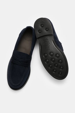 Top and bottom view of Fabiano Ricci Penny Loafer 'Tennessee' navy in soft navy suede with classic silhouette and flexible FIBRAM sole.

Additional description:
<p>Purist, lightweight, and with noticeable luxury: This Penny Loafer by FABIANO RICCI impress