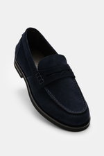 Fabiano Ricci Penny Loafer 'Tennessee' navy shown from an angled top-front view, featuring noble suede leather, narrow tapering silhouette, decorative seam on front cap, typical penny strap, leather lining, and flexible FIBRAM rubber sole for comfort.