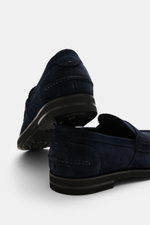 Fabiano Ricci Penny Loafer 'Tennessee' navy shown from rear and side, purist design, soft navy suede, narrow silhouette, penny strap, decorative seam, leather lining, flexible FIBRAM sole.