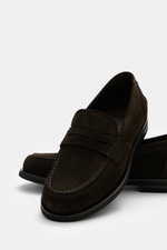 Close-up front-side view of the Fabiano Ricci Penny Loafer 'Tennessee' dark brown in noble suede leather, featuring a narrow tapering silhouette, decorative front cap seam, typical penny strap, leather lining, and flexible FIBRAM sole for maximum comfort.