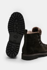 Close-up from the sole and side of the Fabiano Ricci Lace-up boot dark brown, showing noble suede leather, rounded toe cap, seven-eyelet lacing with hooks, leather lining, and flexible rubber sole, essential for colder days.