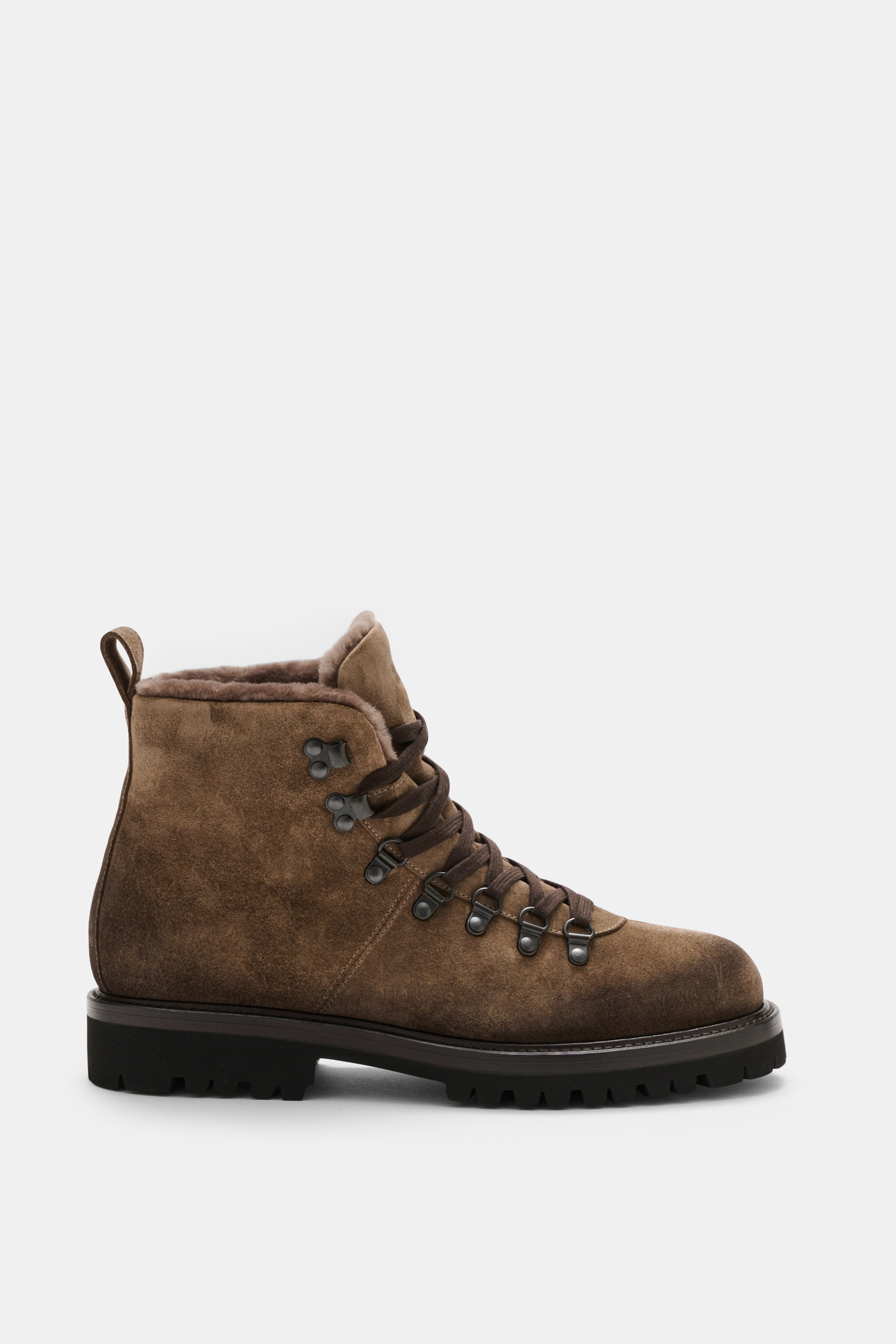 Seitenansicht des Fabiano Ricci Schnürboot taupe aus edlem Verloursleder mit runder Vorderkappe, Sieben-Loch-Schnürung, Fellfutter und flexibler Gummisohle.