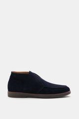 Fabiano Ricci Desert Boot navy seitlich fotografiert, edles Veloursleder, schmale Silhouette, Naht Vorderkappe, Lederfutter, flexible Gummisohle.