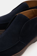 Nahaufnahme von zwei Fabiano Ricci Desert Boot navy aus edlem Veloursleder, schmal zulaufend mit Naht auf der Vorderkappe, Lederinnenfutter und flexibler Gummisohle, seitliche RFR-Prägung sichtbar.