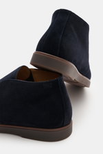Fabiano Ricci Desert Boot navy aus edlem Veloursleder, seitliche RFR-Prägung, Naht auf Vorderkappe, Lederfutter, flexible Gummisohle, Rückansicht.