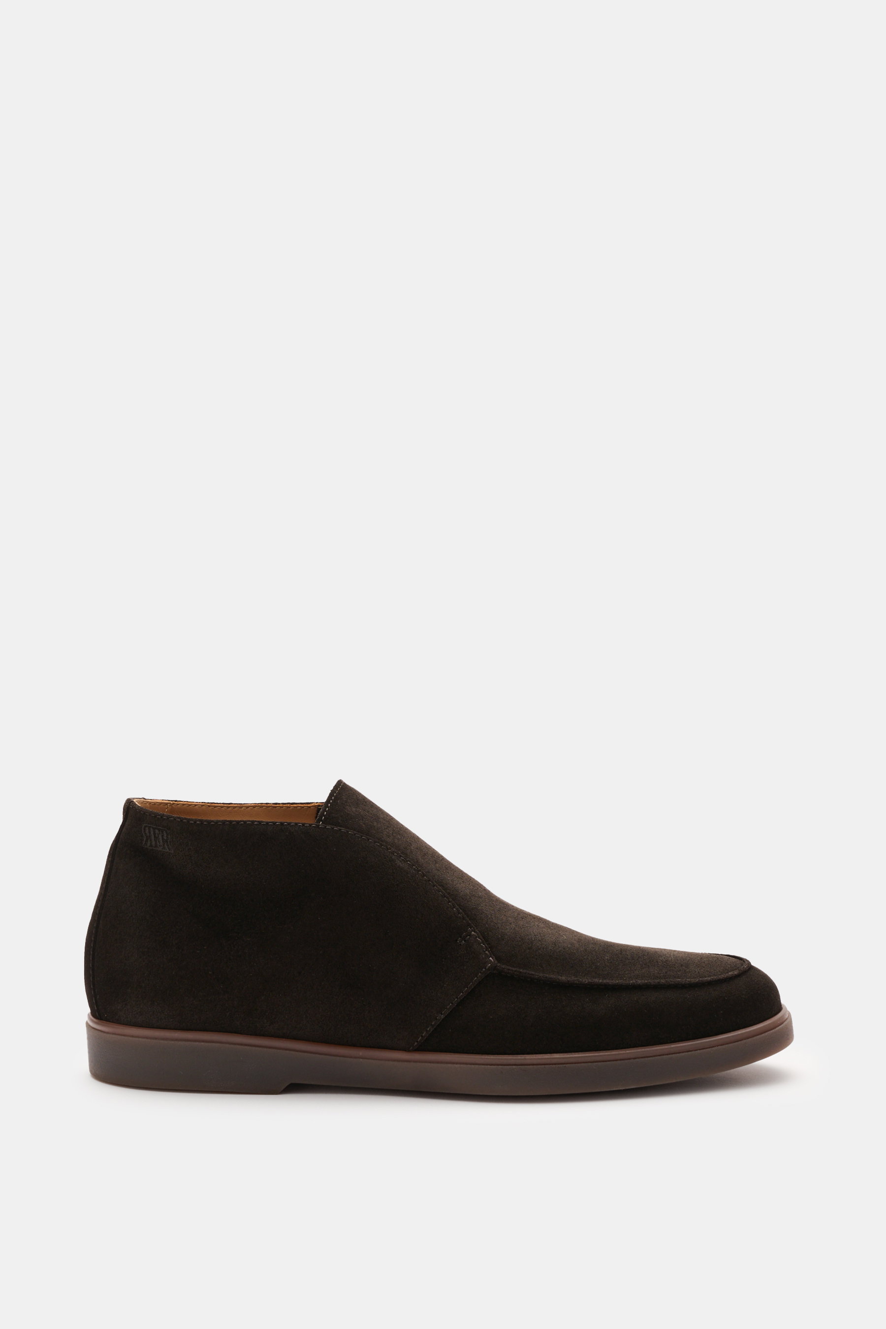 Side view of Fabiano Ricci Desert boots dark brown in premium suede with slightly tapered silhouette, toe cap stitching, subtle RFR embossing, leather lining, and flexible rubber sole, designed for comfort in transitional seasons.