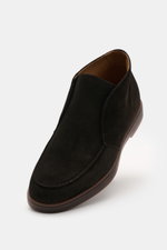 Fabiano Ricci Desert Boot dunkelbraun aus edlem Veloursleder, schmal zulaufend, mit Naht auf Vorderkappe, RFR-Prägung, Lederfutter und Gummisohle, von oben fotografiert.