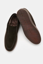 Fabiano Ricci Desert Boot 'Tennessee' dunkelbraun aus Veloursleder mit Lammfellfutter, Ziernaht, schmaler Silhouette, flexible Gummisohle, Draufsicht und Sohle.