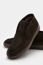 Fabiano Ricci Desert Boot "Tennessee" dunkelbraun, nah von schräg oben, Veloursleder, innen Lammfell, Ziernaht vorne, flexible Gummisohle.