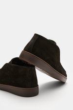 Fabiano Ricci Desert Boot 'Tennessee' dunkelbraun aus feinem Veloursleder, Lammfellfutter, Ziernaht, flexible Gummisohle, seitliche Nahaufnahme.