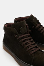 Fabiano Ricci High Top Sneaker "Tennessee" dunkelbraun aus softem Veloursleder mit elastischer Schnürung, runder Vorderkappe, Logo-Prägung, seitlicher Nahaufnahme.