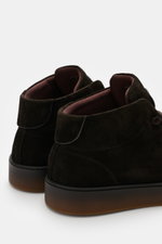 Fabiano Ricci High Top Sneaker 'Tennessee' dunkelbraun aus softem Veloursleder, sieben-Loch-Schnürung, elastische Schnürung, Rückansicht, Innenfutter Mesh, flexible Gummisohle.