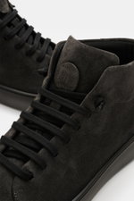 Fabiano Ricci High Top Sneaker 'Tennessee' dunkelgrau aus softem Veloursleder, runde Vorderkappe, elastische Schnürung, Nahaufnahme von oben.