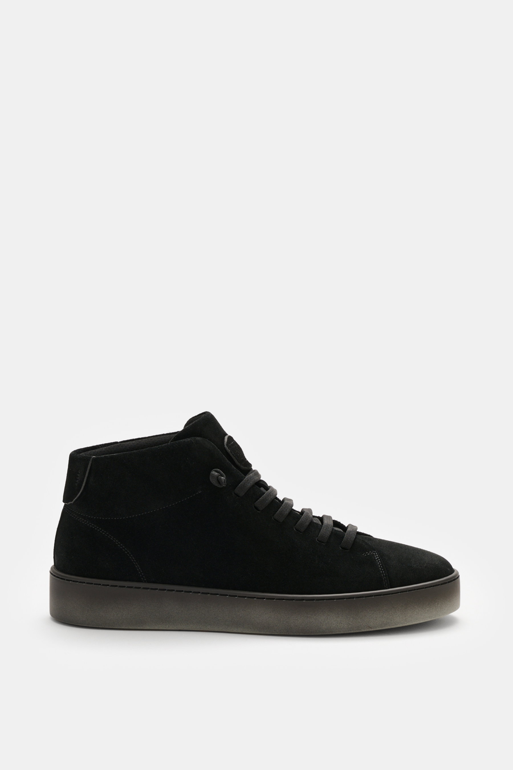 Fabiano Ricci High Top Sneaker 'Tennessee' schwarz seitlich fotografiert, aus softem Veloursleder, elastische Sieben-Loch-Schnürung, gepolsterte Innensohle, flexible Gummisohle.