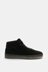 Fabiano Ricci High Top Sneaker 'Tennessee' schwarz seitlich fotografiert, aus softem Veloursleder, elastische Sieben-Loch-Schnürung, gepolsterte Innensohle, flexible Gummisohle.