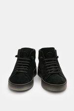 Fabiano Ricci High Top Sneaker 'Tennessee' schwarz aus softem Veloursleder, frontal fotografiert, mit elastischer Sieben-Loch-Schnürung, runder Vorderkappe, Logo-Lasche, Mesh-Innenfutter, gepolsterter Innensohle und flexibler Gummisohle.