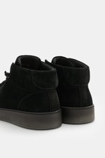 Fabiano Ricci High Top Sneaker 'Tennessee' schwarz, aus softem Veloursleder, sieben-Loch-Schnürung, Slip-on-Effekt, Rückansicht nahe, Mesh-Futter, Gummisohle.