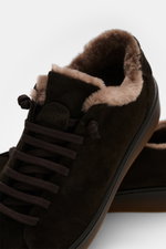 Close-up front and side view of the Fabiano Ricci Sneaker 'Tennessee' dark brown made of soft suede leather with elastic slip-on lacing, lambskin lining, padded insole, and flexible rubber sole.