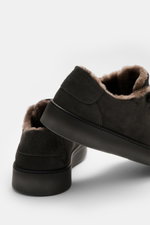 Rear and side view of the Fabiano Ricci Sneaker 'Tennessee' dark grey made of soft suede leather, showing elastic slip-on lacing, round toe, embossed logo tongue, lambskin lining, padded removable insole, and flexible rubber sole.