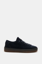 Fabiano Ricci Sneaker 'Tennessee' dark navy aus softem Veloursleder, seitlich fotografiert, mit elastischer Sieben-Loch-Schnürung, runder Kappe, Mesh-Futter und flexibler Gummisohle.