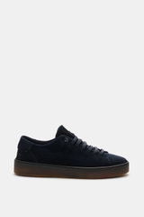 Fabiano Ricci Sneaker 'Tennessee' dark navy aus softem Veloursleder, seitlich fotografiert, mit elastischer Sieben-Loch-Schnürung, runder Kappe, Mesh-Futter und flexibler Gummisohle.