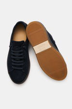 Fabiano Ricci Sneaker 'Tennessee' dark navy aus softem Veloursleder, runde Kappe, elastische Schnürung, eine Sohle sichtbar, Draufsicht.