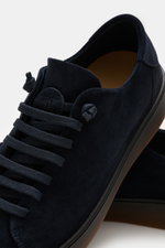 Nahaufnahme des Fabiano Ricci Sneaker 'Tennessee' dark navy aus softem Veloursleder, von schräg oben mit elastischer Schnürung und Logo-Lasche.