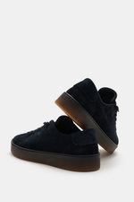 Fabiano Ricci Sneaker 'Tennessee' dark navy aus softem Veloursleder, sieben-Loch-Schnürung, Slip-on-Effekt, flexible Gummisohle, Seitenansicht.