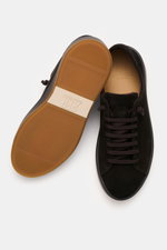 Fabiano Ricci Sneaker 'Tennessee' dunkelbraun aus softem Veloursleder, elastische Schnürung, runde Vorderkappe, Sohle von unten und Schuh von oben fotografiert.