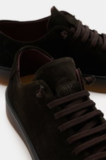 Fabiano Ricci Sneaker 'Tennessee' dunkelbraun aus softem Veloursleder mit elastischer Sieben-Loch-Schnürung, runder Vorderkappe, Logo-Lasche, Mesh-Futter, gepolsterter Innensohle, flexible Gummisohle, Nahaufnahme von oben und seitlich.