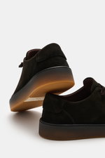 Fabiano Ricci Sneaker 'Tennessee' dunkelbraun aus softem Veloursleder, runde Vorderkappe, elastische Schnürung, flexible Gummisohle, Rückansicht.