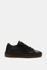 Fabiano Ricci Sneaker 'Double TDM' schwarz, seitliche Nahaufnahme, genarbtes Leder, runde Vorderkappe, sieben-Loch-Schnürung, elastische Schnürsenkel, Leder-Innenfutter, herausnehmbare Innensohle, flexible Gummisohle.