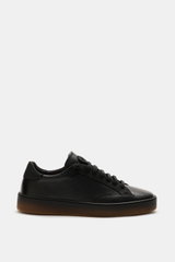 Fabiano Ricci Sneaker 'Double TDM' schwarz, seitliche Nahaufnahme, genarbtes Leder, runde Vorderkappe, sieben-Loch-Schnürung, elastische Schnürsenkel, Leder-Innenfutter, herausnehmbare Innensohle, flexible Gummisohle.