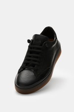 Fabiano Ricci Sneaker 'Double TDM' schwarz, genarbtes Leder, runde Vorderkappe, elastische Schnürung, Logo-Patch, flexible Gummisohle, Frontansicht.