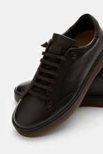 Fabiano Ricci Sneaker 'Double TDM' dunkelbraun aus genarbtem Leder, runde Vorderkappe, sieben-Loch-Schnürung, elastisch, seitliche Nahaufnahme.