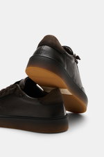 Fabiano Ricci Sneaker 'Double TDM' dunkelbraun aus genarbtem Leder, runde Vorderkappe, elastische Sieben-Loch-Schnürung, flexible Gummisohle, Rückansicht von unten.