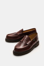 Paraboot Penny loafers 'Reims' brown shown from a slightly elevated front side perspective, featuring chunky silhouette and subtle vintage finish. <p>With its chunky silhouette and subtle vintage finish, the penny loafers 'Reims' from PARABOOT becomes a s
