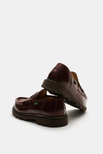 Two Paraboot Penny loafers 'Reims' brown shown from a low rear side angle, highlighting the chunky silhouette and rubber outsole.

With its chunky silhouette and subtle vintage finish, the penny loafers 'Reims' from PARABOOT becomes a statement piece.
- h