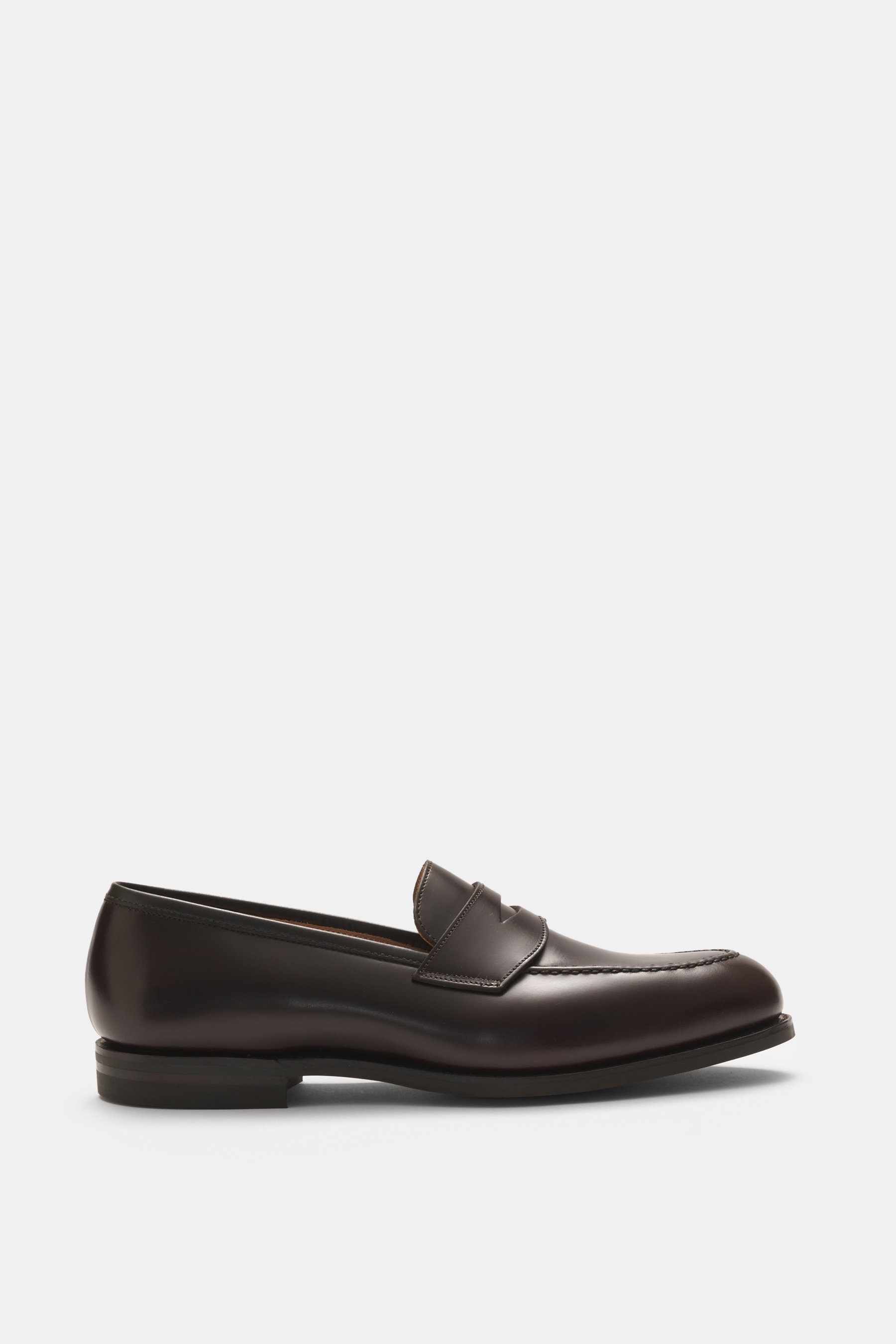Crockett & Jones Penny Loafer 'Henley' dunkelbraun, seitliche Nahaufnahme, poliertes Glattleder, Penny Strap, Steppnaht, Kautschuksohle.