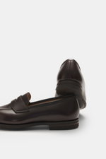 Alt tag (124 characters):  
Side and rear view of Crockett & Jones Penny Loafer 'Henley' dark brown in polished smooth leather with rubber sole.

Detailed description:  
<p>Elegant model in polished smooth leather by CROCKETT & JONES: With its noble finis