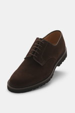 Crockett & Jones Derby 'Windermere' dark brown men's shoe photographed from top-front angle, soft suede leather, slim silhouette, open five-eyelet lacing, leather lining, profiled rubber sole. A classic men's shoe for autumn in a monochrome look.