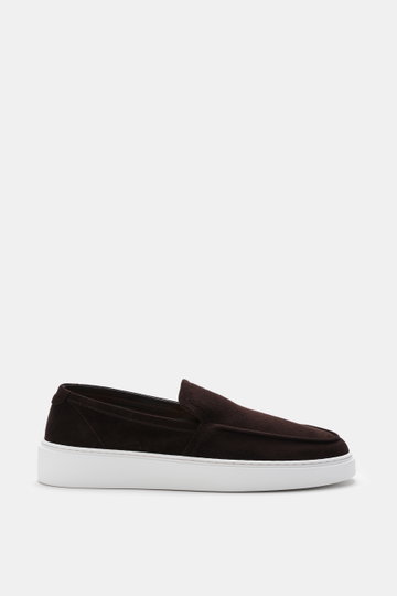 Fabiano Ricci Loafer dunkelbraun aus edlem Veloursleder mit schmaler Silhouette, Naht auf der Vorderkappe, flexible Gummisohle, Seitenansicht.