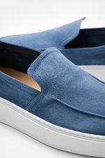 Nahaufnahme des Fabiano Ricci Loafer rauchblau aus edlem Veloursleder, schmal zulaufend mit Naht auf der Vorderkappe, von oben fotografiert.