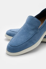 Close-up front-side view of Fabiano Ricci Loafer 'Reverse' rauchblau in noble blue suede with narrow silhouette, front cap seam, leather lining, and flexible white rubber sole for comfortable casual wear. <p>Dieser sportive Loafer aus edlem Veloursleder v